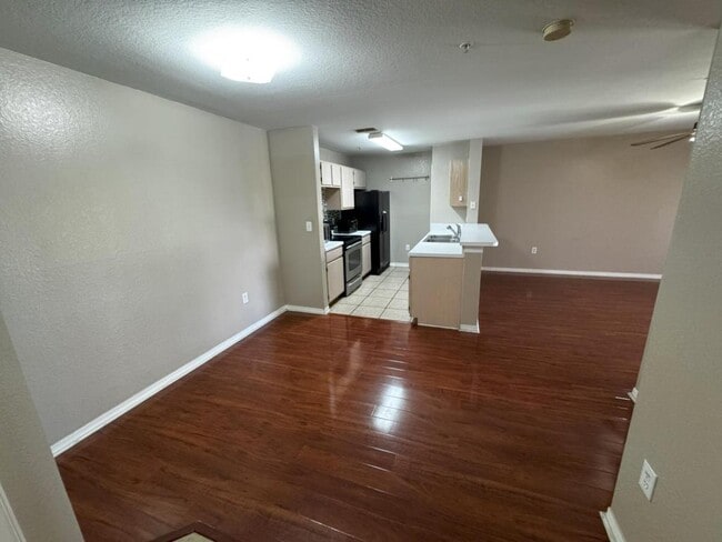 Building Photo - 5455 Vineland Rd