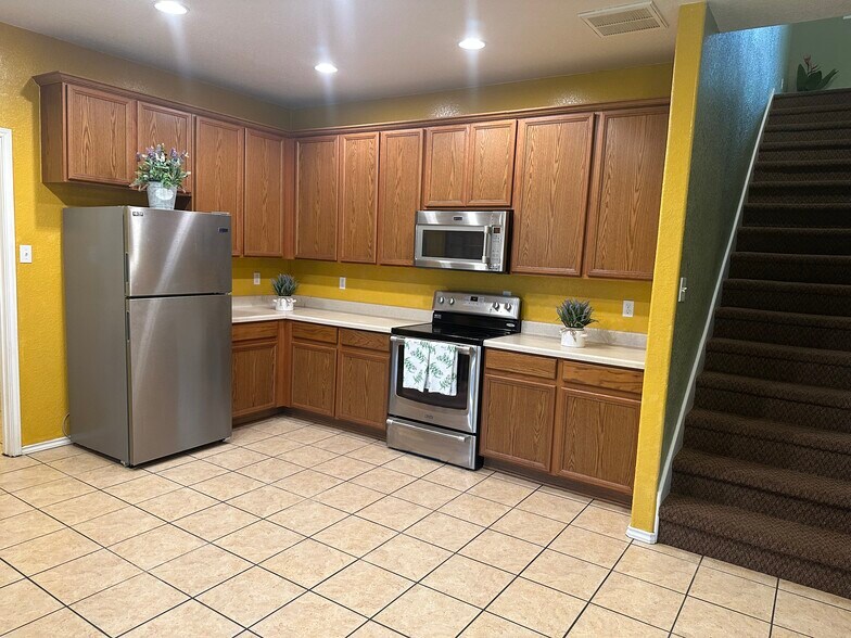 Stainless steel appliances - 8259 Elm Glade