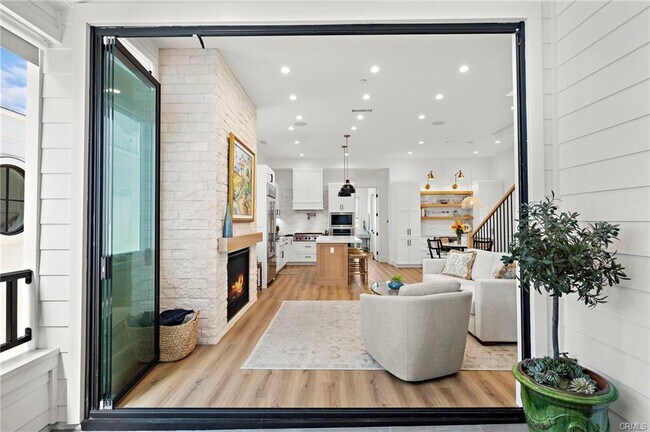 Building Photo - 611 Jasmine Ave