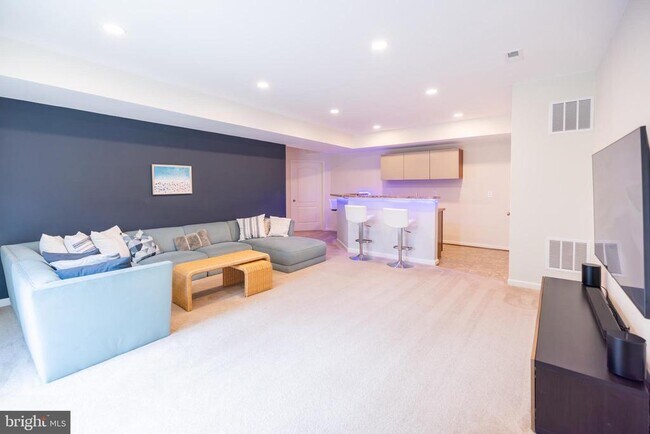 Building Photo - 8727 Raleigh Mews