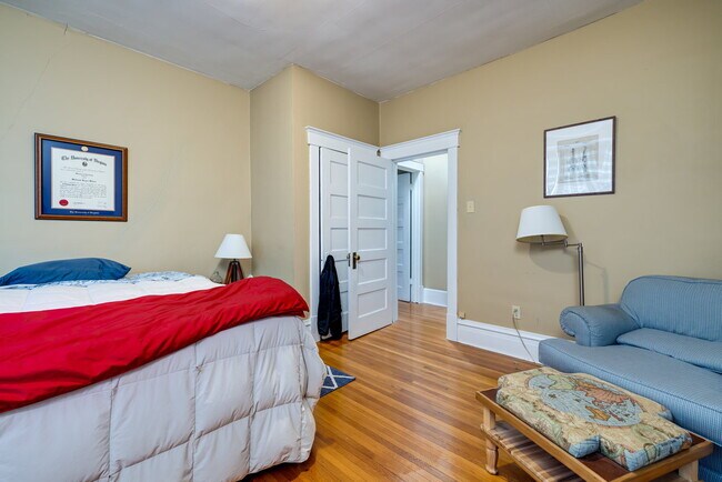 Building Photo - One bedroom downtown living with utilities included!