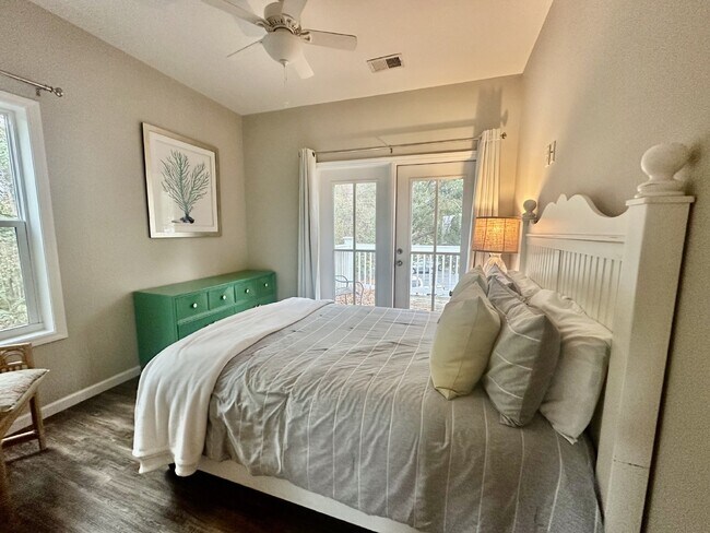 Building Photo - Two Bedroom Apartment in the Heart of Bluffton's Promenade!