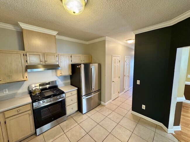 Building Photo - Elegant 2-Story Townhome with Sunroom & Lu...