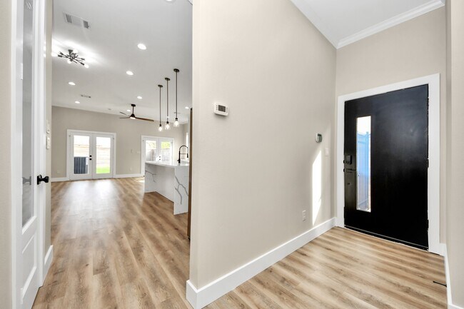 Building Photo - 127 E 38th St