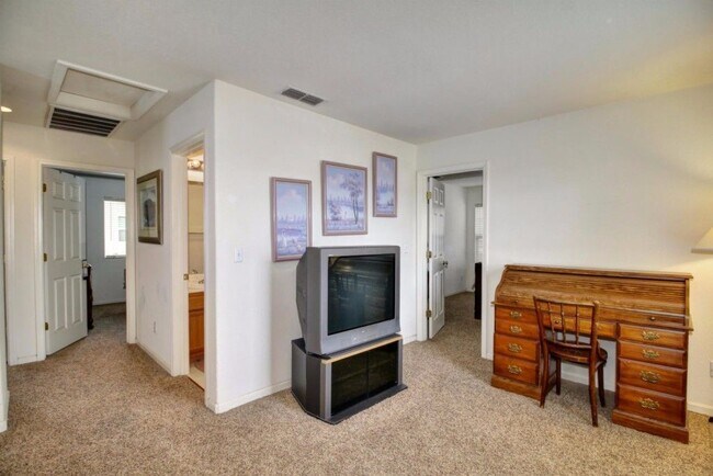 Building Photo - North Natomas 2 Story 3 Bedroom w/ Loft. 2...