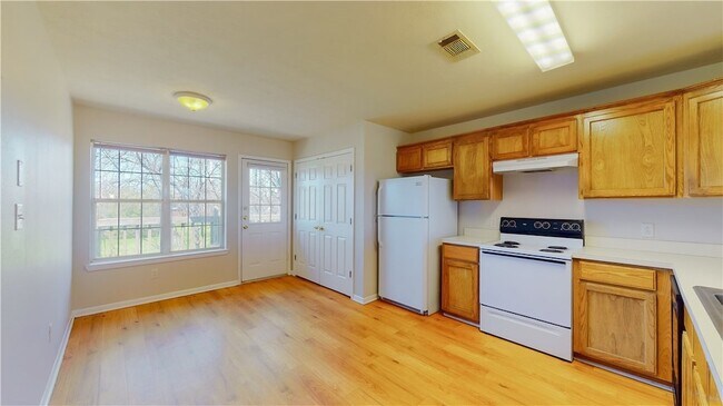 Building Photo - 1511 Hollow Hill Dr