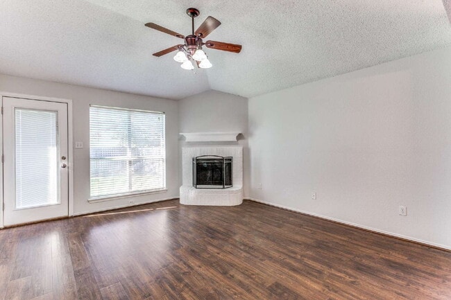 Building Photo - Adorable 3-Bed with Open Floor Plan & Dream Backyard