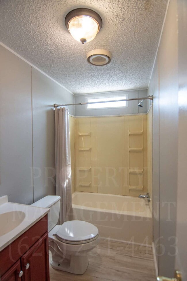 Building Photo - 2-Bedroom with 2 Full Baths in Coffeyville!