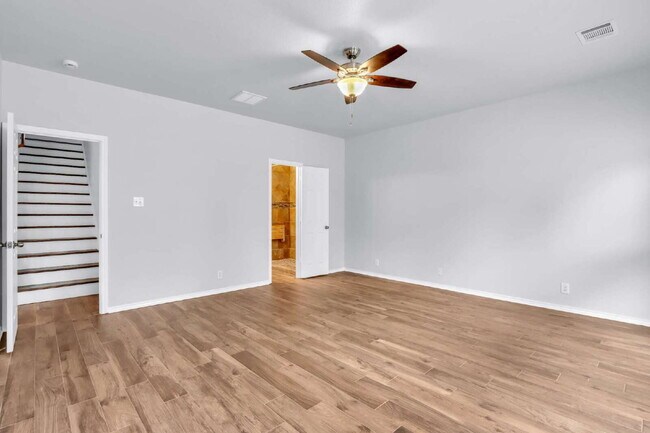 Building Photo - "Spacious 6-Bedroom Haven with 4 Full Baths and Hot Tub!"