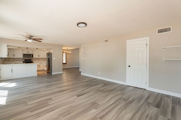 Building Photo - 5416 E Glencove St