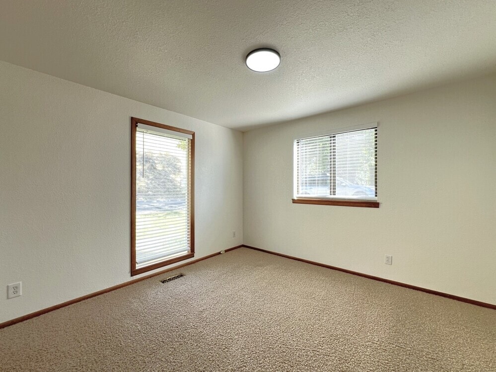 Building Photo - 2909 N Hillway Dr