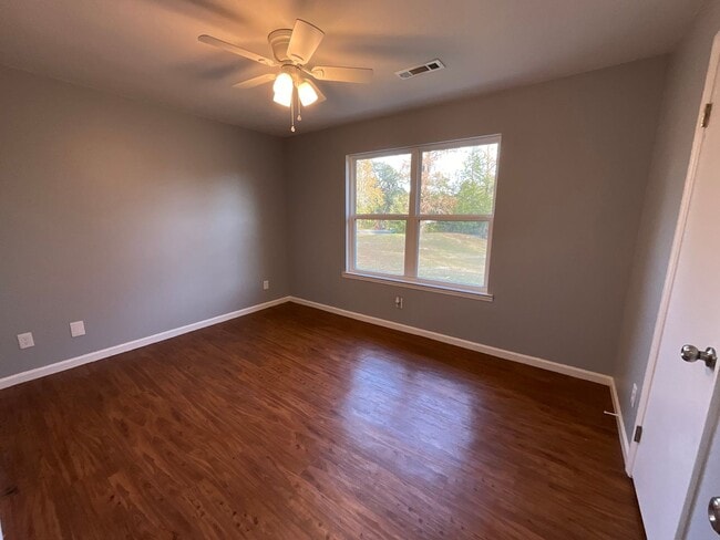 Building Photo - Adorable 2/1 in Great Location with Pest Control Included