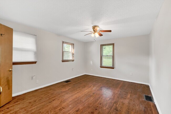 Building Photo - Spacious 3 Bedroom Ready to be rented. Section 8 Welcome
