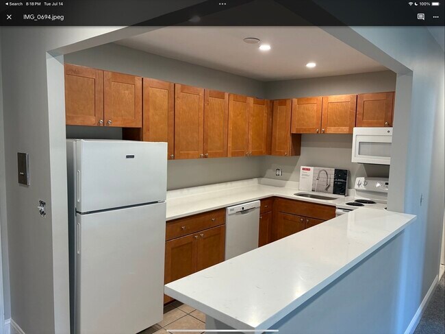 Building Photo - 445 Pleasant St