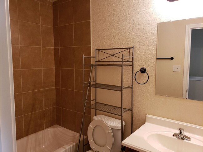 Building Photo - Town home for rent