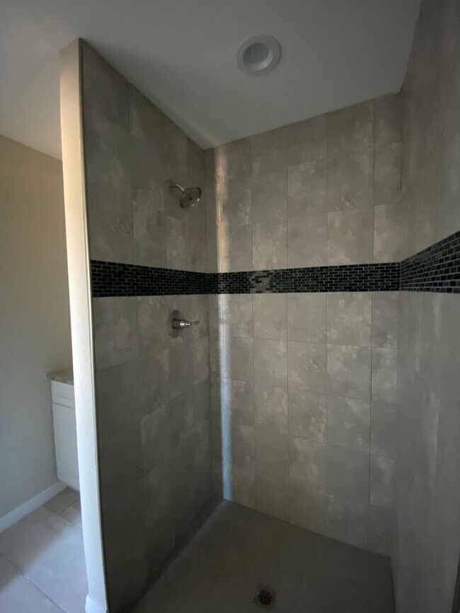 Building Photo - Desirable SW Ocala Neighborhood 3/2/2 *WON'T LAST*