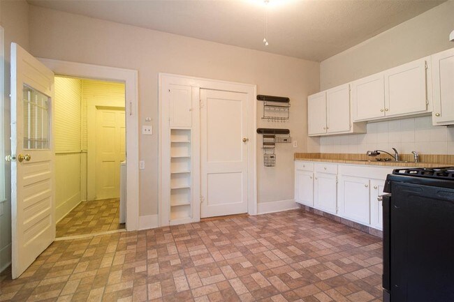 Building Photo - 303 Northwood St