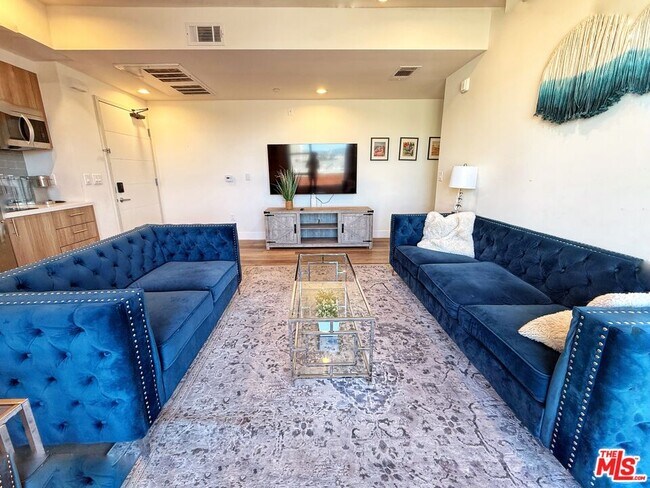 Building Photo - 723 S St Andrews Pl