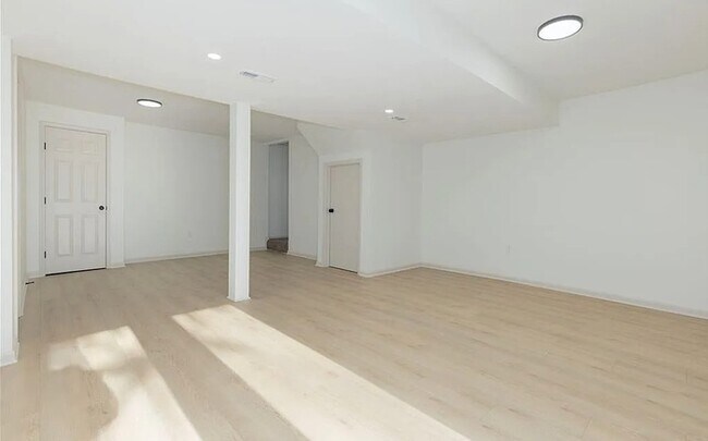 Building Photo - Spacious and Elegant 4 BR 3.5 BA Home in Olathe!