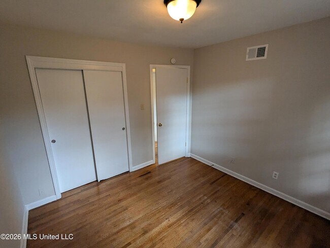Building Photo - 1435 Vicksburg Dr