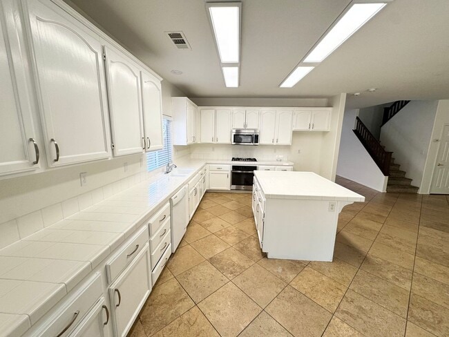 Building Photo - Spacious 6 bedroom home in West Palmdale