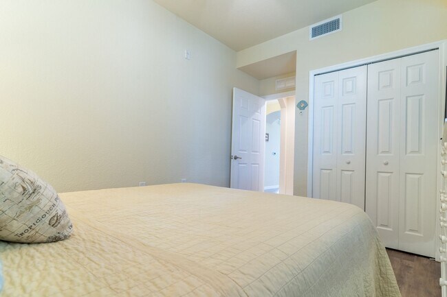 Building Photo - Furnished Annual -  2BR/2BA Second Floor c...