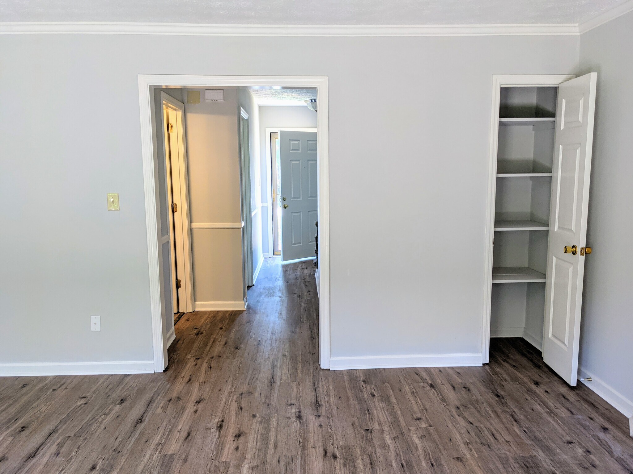 View of entry hallway from Living Room - 3221 Hunters Point Dr
