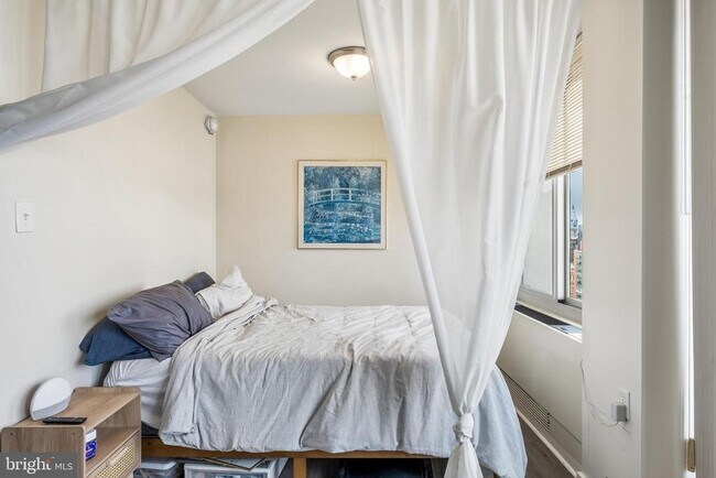 Building Photo - 604 S Washington Square