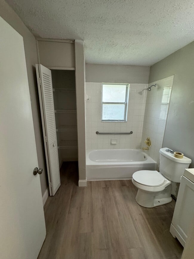 Building Photo - 601 Vera St