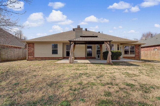 Building Photo - "Discover Your Dream Home: Spacious 4-Bedroom Retreat in Rogers, AR!"