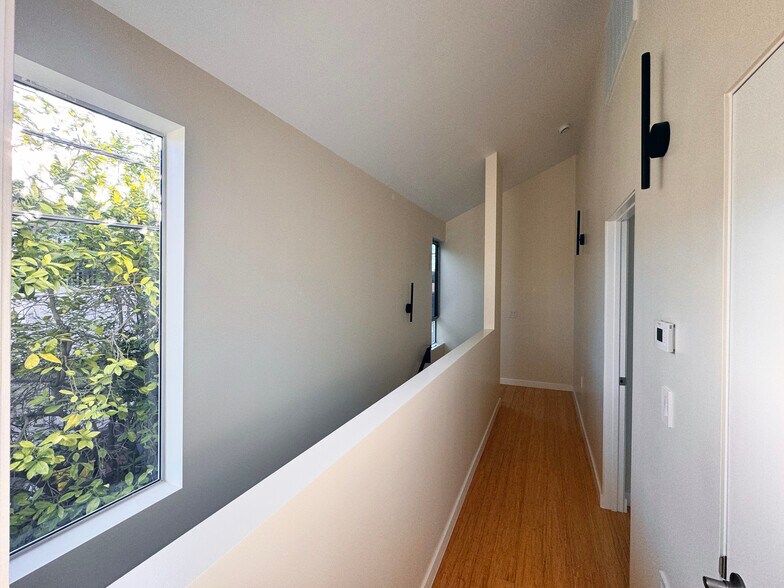 Building Photo - 1210 1/2 Manzanita St