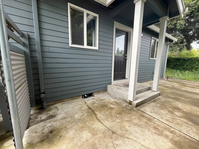 Building Photo - Charming SE Bungalow 3 Bed 2 Bathroom with Washer & Dryer