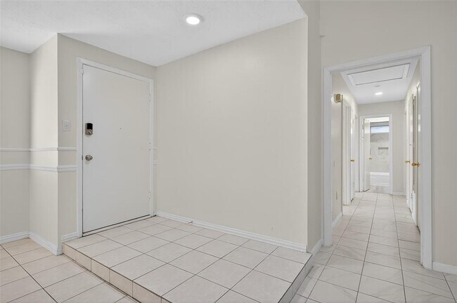 Building Photo - 23223 Naples Dr