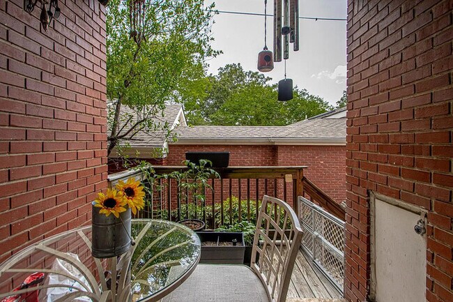 Building Photo - 2 bedroom 1.5 bath townhome in Hillcrest