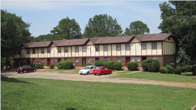 Front of Building - Winston Manor