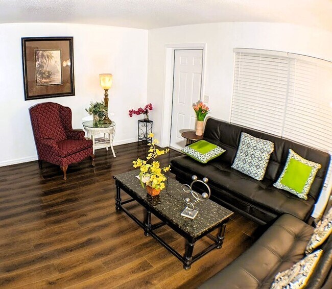 Building Photo - 2 Bed / 1 Bath Cozy Downtown Duplex Apartment