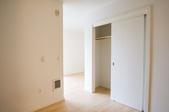 Building Photo - Buckman: Light & Bright 1 Bdr with D/W, A/C, W/D & FREE RENT!