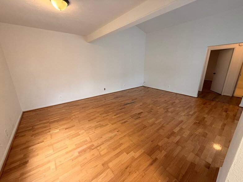 main room (no furnishings) - 810 Bellevue Rd