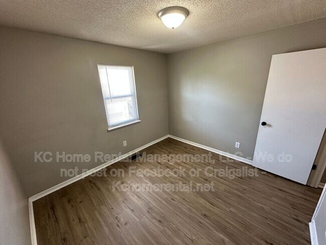 Building Photo - 6337 N Wyandotte St