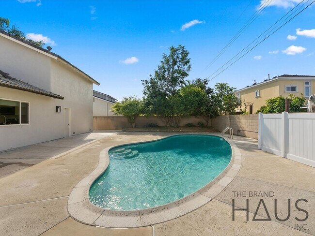 Building Photo - Two Primary Bedrooms, Pool, & Air Conditioning