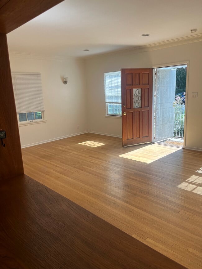 Building Photo - 231 S Poinsettia Pl