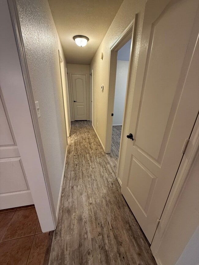 Building Photo - 3 bed, 2 bath, 1 car garage House