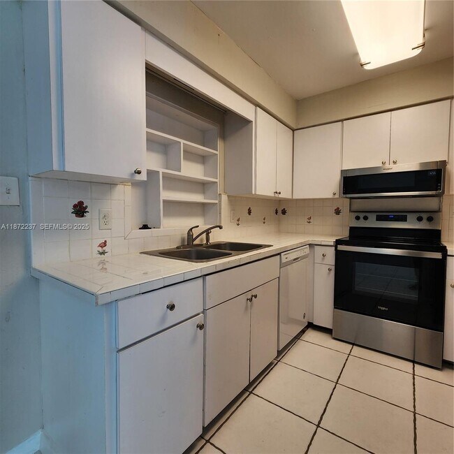 Building Photo - 1940 NE 31st Ct