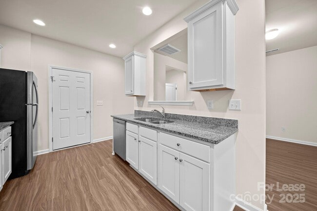 Building Photo - 711 Lackey St