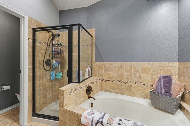 Building Photo - Updated 2 bed 2.5 bath End Unit Townhome in Lochmoor!