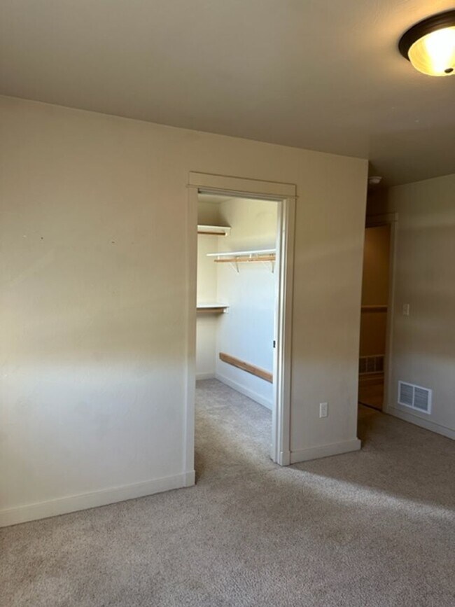 Building Photo - 923 Saxon Way