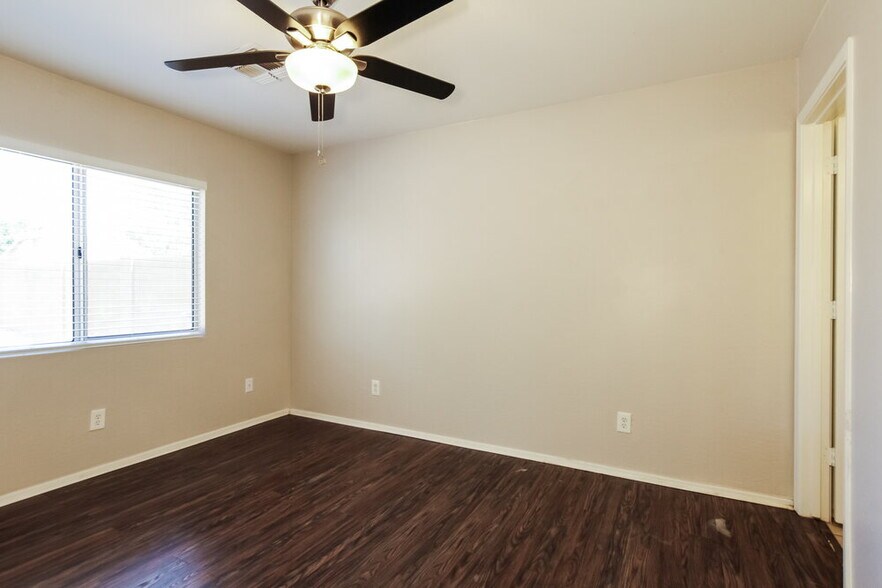 Building Photo - 12622 W Bloomfield Rd