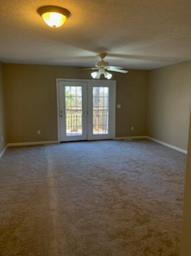 Building Photo - 4 Bedroom 3 Bath Townhouse in Batchelor He...