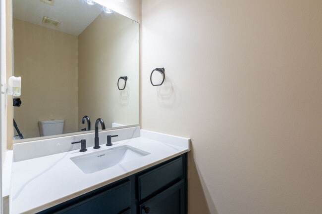 Building Photo - 3 Bed/2 Bath Townhouse in Douglasville!