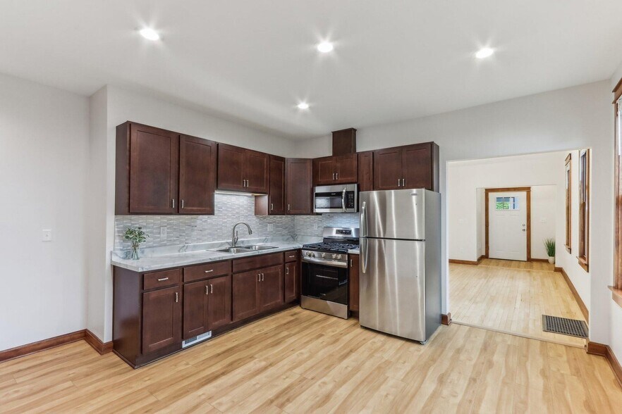 Kitchen - 351 E Deer Pl